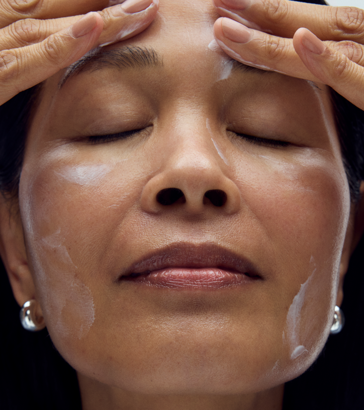 dieux Dieux-instant-angel-lipid-rich-firming-moisturizer-application-1.