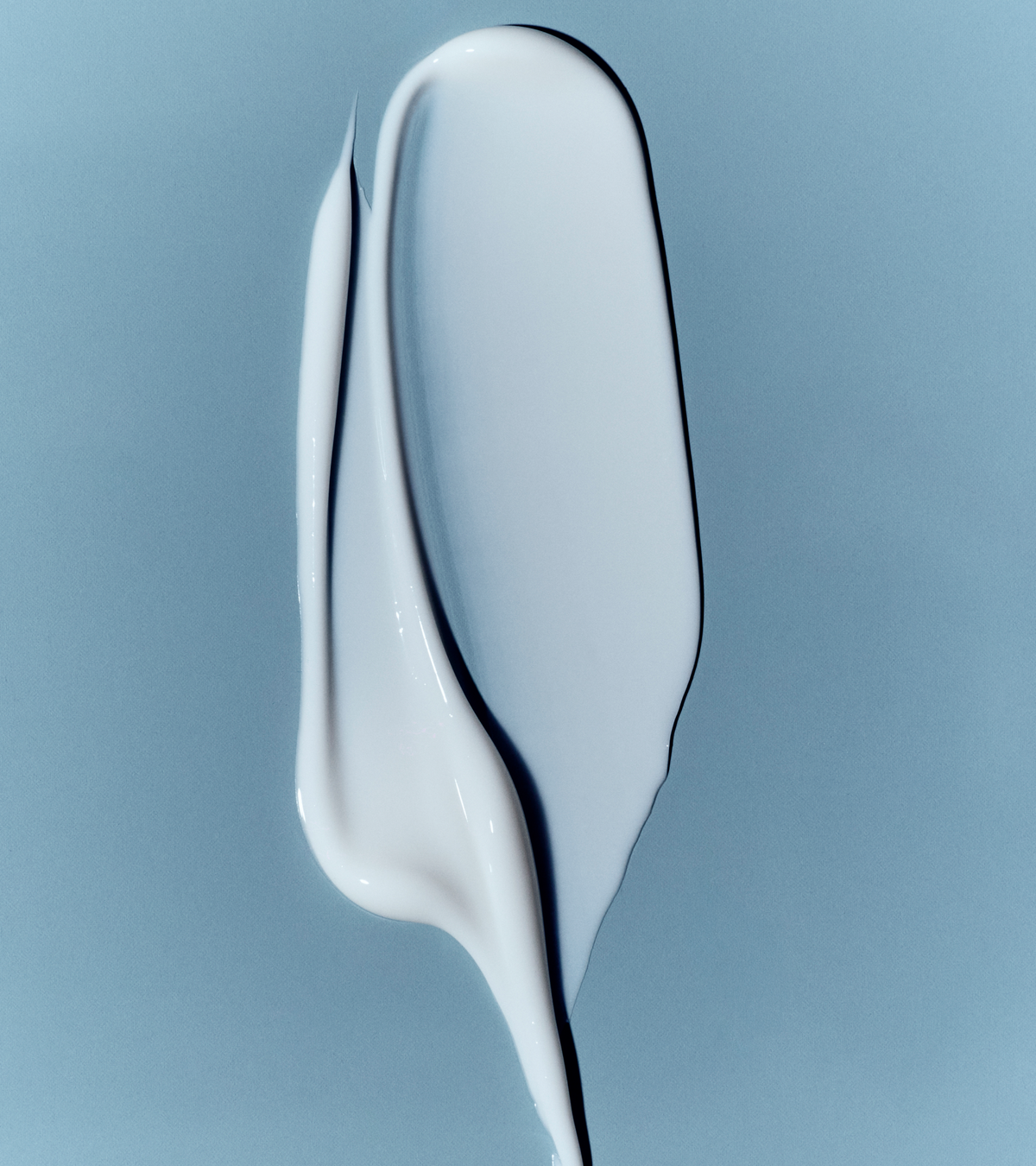 dieux Dieux-instant-angel-lipid-rich-firming-moisturizer-smear-on-blue-background-01.